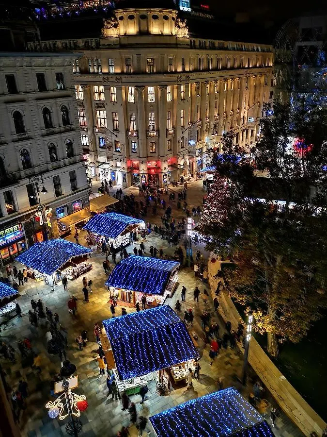 Lovely Condo With A View On Vorosmarty Square Budapest
