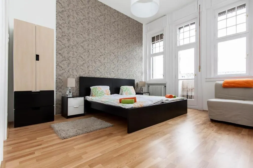 Lovely Condo With A View On Vorosmarty Square Budapest