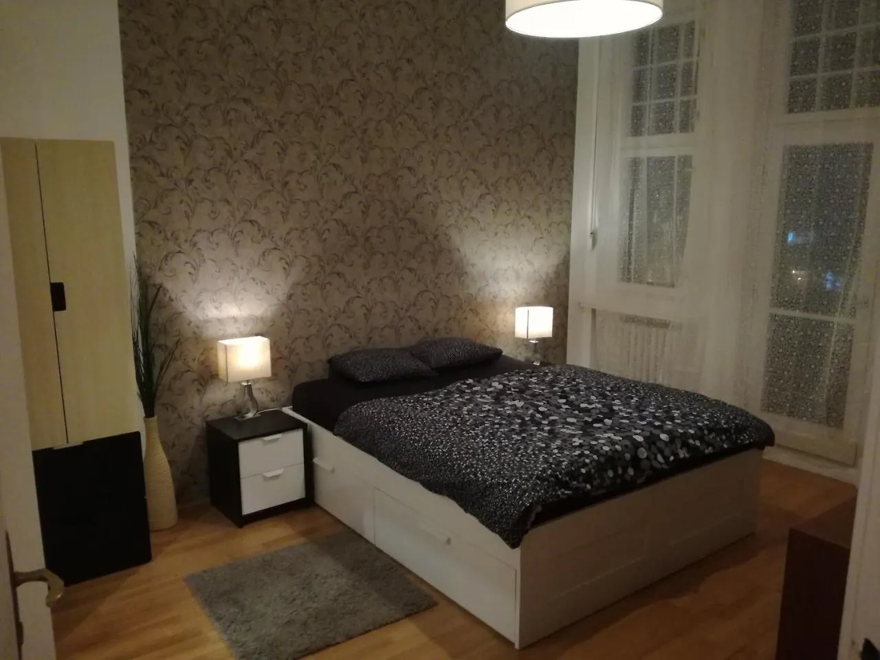 Lovely Condo With A View On Vorosmarty Square Budapeszt Apartament